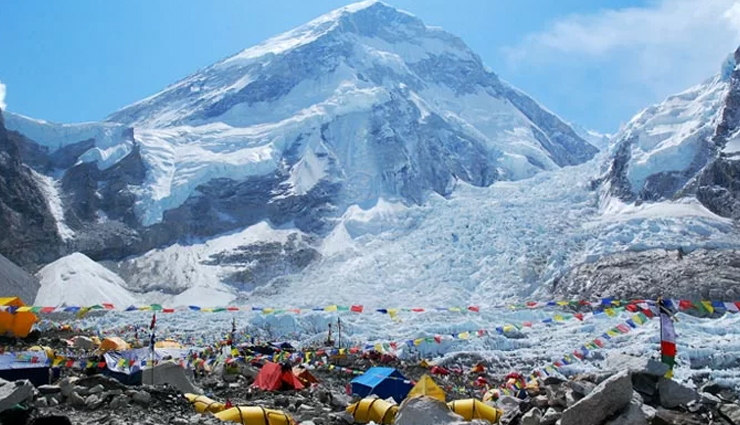 amazing treks in the world,best treks in the world,camino de santiago,spain,everest base camp,nepal,w trek in torres del paine,chile,the haute route,france- switzerland,overland track,australia,annapurna circuit,nepal,pays dogon,mali