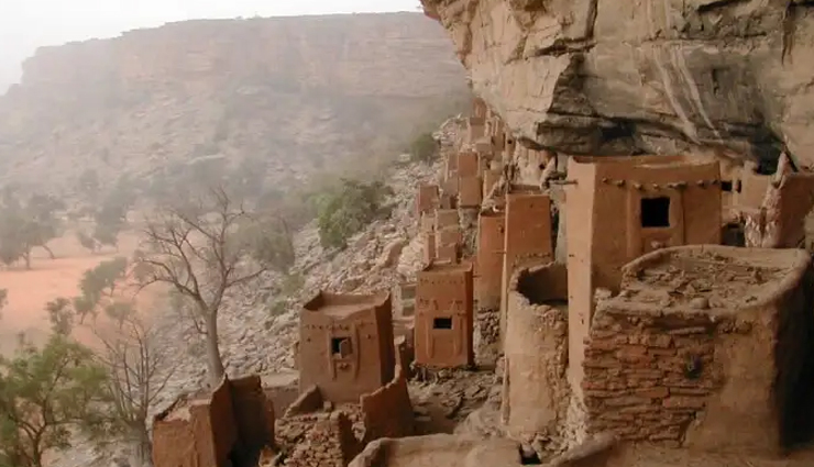 amazing treks in the world,best treks in the world,camino de santiago,spain,everest base camp,nepal,w trek in torres del paine,chile,the haute route,france- switzerland,overland track,australia,annapurna circuit,nepal,pays dogon,mali