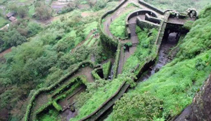 fort treks in maharashtra,maharashtra,treks in maharashtra,rajmachi,kalavantin fort trek,korigad fort trek,ratangad fort trek