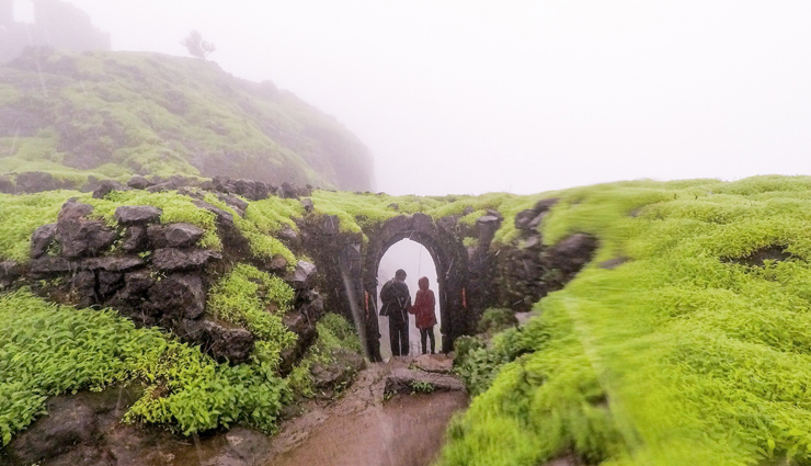 fort treks in maharashtra,maharashtra,treks in maharashtra,rajmachi,kalavantin fort trek,korigad fort trek,ratangad fort trek