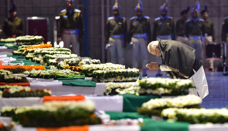 पुलवामा हमला : शहीद हुए जवानों को दिल्ली एयरपोर्ट पर PM मोदी, राहुल गांधी ने दी श्रद्धांजलि