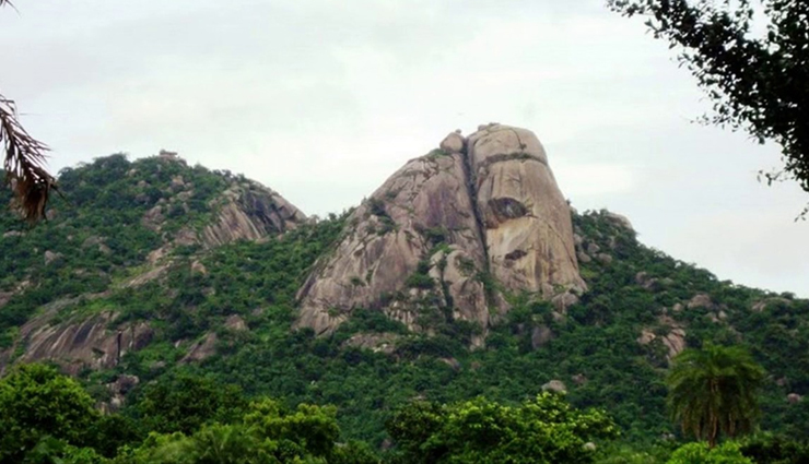 deoghar,spiritual destination,serene retreat,pilgrimage site,sacred place,tranquil escape,religious significance,serenity and spirituality,divine ambiance,pristine landscapes,meditative retreat,peaceful sanctuary,spiritual exploration,holy pilgrimage,tranquility and devotion