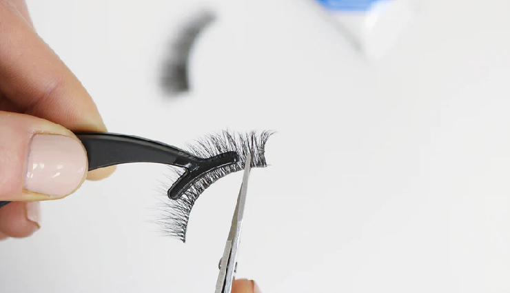 false eyelash application mistakes,common false eyelash errors,avoiding mistakes with false lashes,false eyelash application tips,choosing the right false eyelashes,trimming false eyelashes properly,applying false lashes close enough,concealing false lash glue,step-by-step false eyelash application,tips for applying false eyelashes