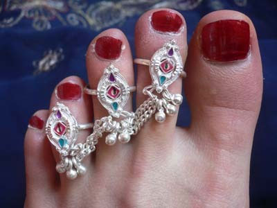 traditional toe rings,toe rings,diamonds and precious stones,triple rings,swirls,majestic rajasthani,anklet attached,toe rings fashion,fashion tips
