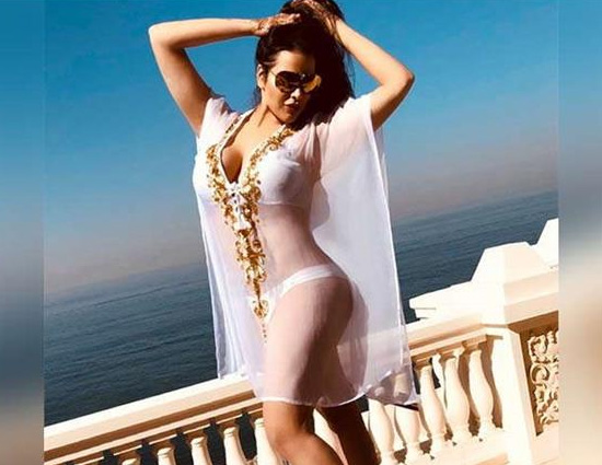 संजय दत्त की बेटी का हॉट फोटोशूट हुआ वायरल, सैक्सी कर्व्स फिगर से ऐसे लगा रहीं आग #PHOTOS