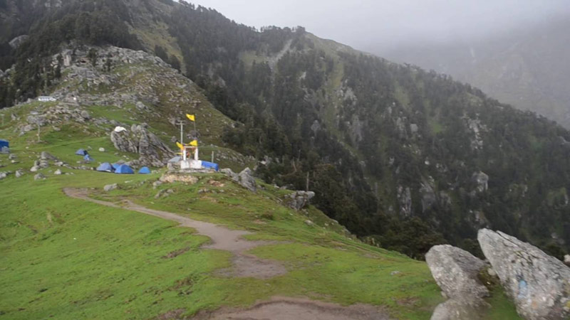 फुहारों के बीच ट्रैकिंग का मजा - त्रिउंड triund trek,adventure,holidays,travel,tracking