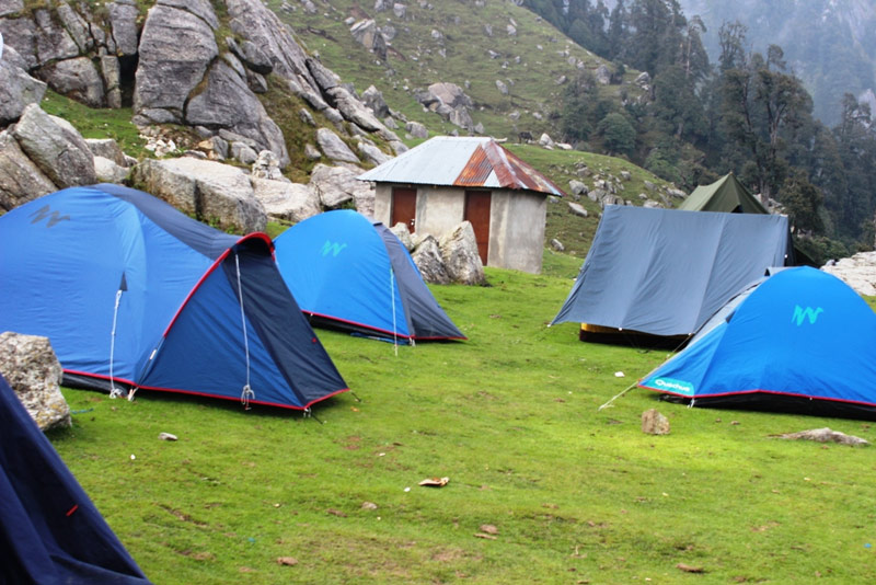 फुहारों के बीच ट्रैकिंग का मजा - त्रिउंड triund trek,adventure,holidays,travel,tracking