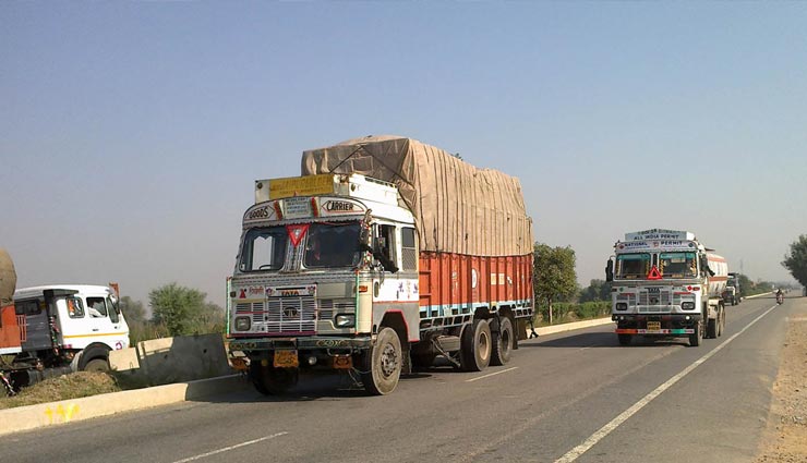 ओडिशा : ट्रक में रखकर ले जा रहा था JCB, ट्रैफिक पुलिस ने काटा 86,500 रुपये का चालान