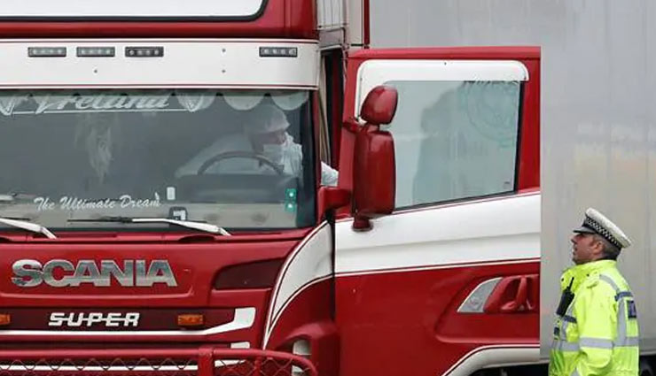 britain,lorry victims,fought,escape,police,found,handprints,weird news in hindi