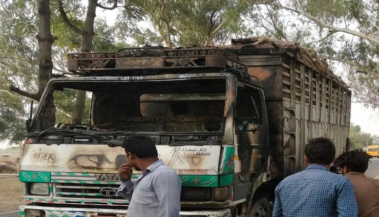 बयाना : सरसों से भरे चलते ट्रक में लगी आग, ड्राइवर की सूझबूझ से बचा 3 लाख का माल