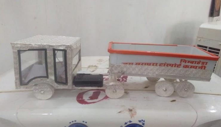 चित्तौड़गढ़ : ट्रांसपोर्ट कंपनी के मालिक ने सांवलिया सेठ को चढ़ाया चांदी का डंपर, मन्नत पूरी होने पर भेंट