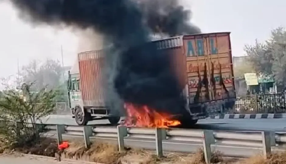 दिल्ली–जयपुर NH पर कंटेनर और बाइक की भिड़ंत, भड़की भीषण आग