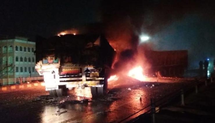 सीकर : ओवरटेक करने के दौरान भिड़ने से लगी ट्रकों में आग, दो लोगों की हुई मौत 