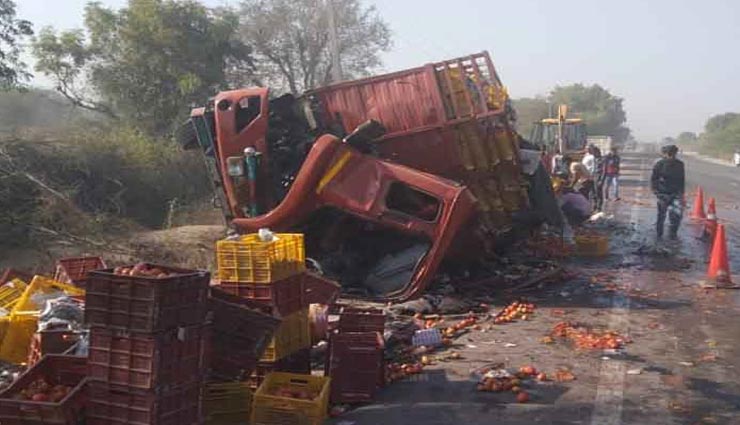 जोधपुर : दो ट्रकों की जोरदार भिंड़त में गई 3 की जान, पलटने से मौत; सड़क पर बिखरे टमाटर