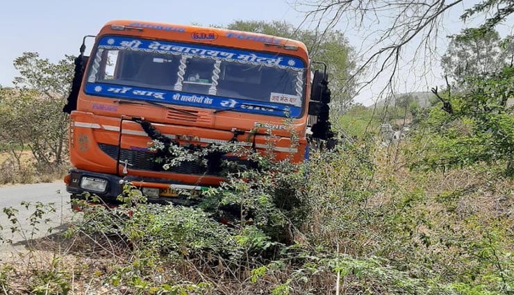 डूंगरपुर : ट्रोले से कुचलकर हुई बाइक सवार 3 लोगों की मौत, पुलिस ने किया ट्रोला जब्त