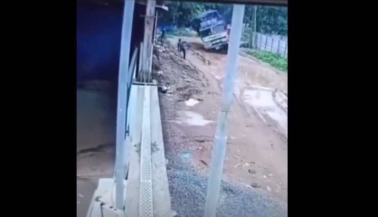 देखते ही देखते हादसे का शिकार हुआ ट्रक, पलटने के बाद अलग हुए बॉडी और पहिये; देखे वीडियो