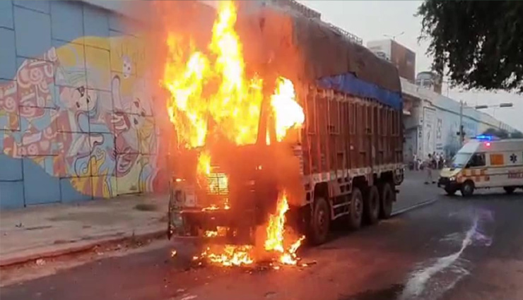 हरियाणा / करनाल में बाइक और ट्रक की भिडंत, लगी आग, 3 लोग घायल