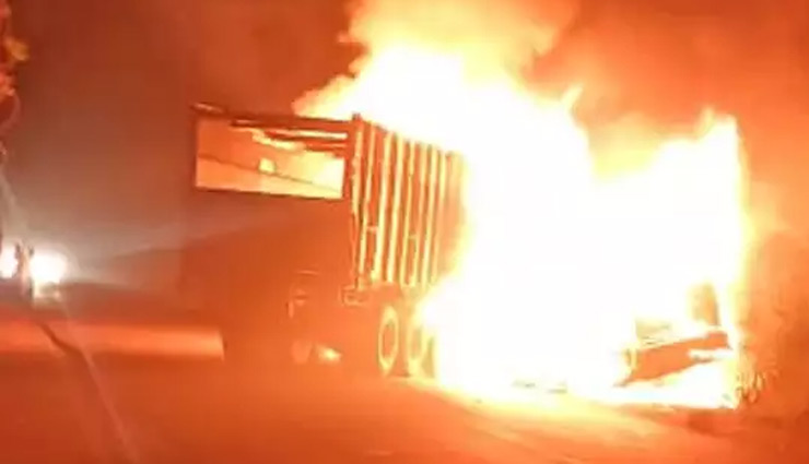  बाराबंकी में दो ट्रकों की भीषण टक्कर, दो व्यक्ति जिंदा जिले