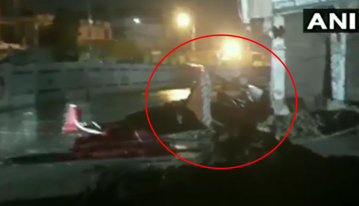 दिल्ली: बारिश बनी आफत, देखते-देखते गड्ढे में समा गया पूरा ट्रक, देखे वीडियो