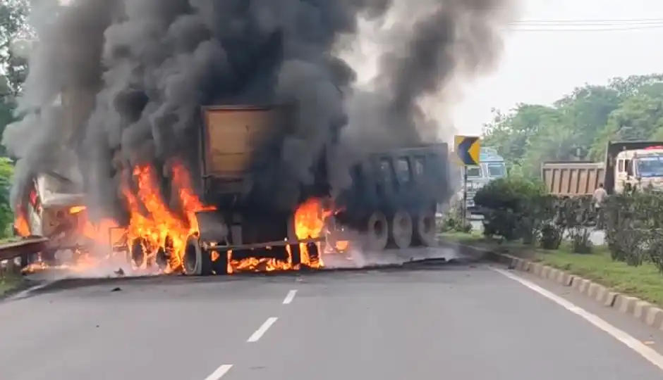 आमने-सामने की भीषण भिड़ंत के बाद दो ट्रकों में लगी आग, दोनों ड्राइवर जिंदा जलकर दर्दनाक मौत