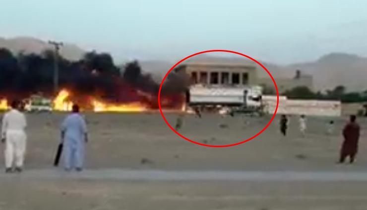 अपनी जिंदगी को खतरे में डालकर इस ट्रक ड्राइवर ने बचाई हजारों की जान, जलते हुए तेल टैंकर को लेकर भागा; VIDEO