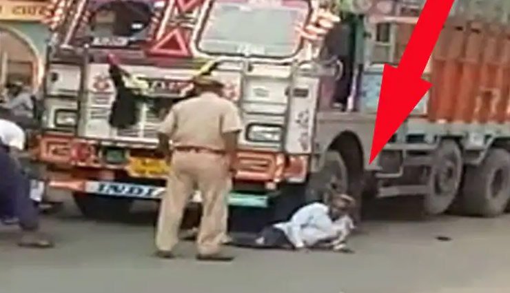 इंसानियत हुई शर्मसार! ट्रक के नीचे दबा शख्स चिल्लाता रहा मुझे बचाओ...पर भीड़ बनाती रही वीडियो