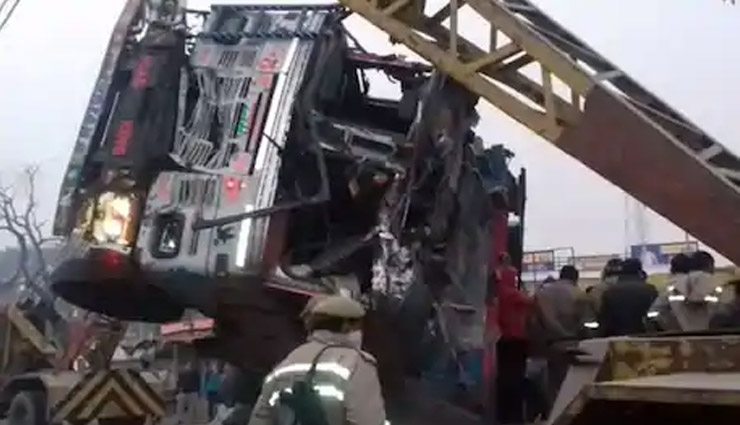 कौशाम्बी : सड़क किनारे खड़ी कार पर पलटा ट्रक, 8 लोगों की मौत 