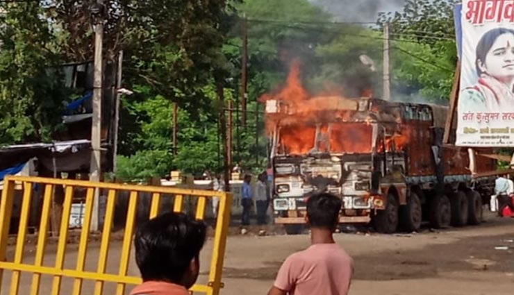 मध्यप्रदेश : सरकारी चावल से भरे ट्रक के कुचलने से हुई साइकल सवार बालक की मौत, भीड़ ने तोड़ी अफसरों की गाडियां