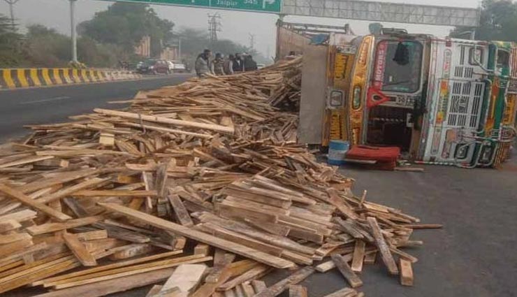 जोधपुर : नींद की झपकी बनी हादसे का कारण, डिवाइडर पर चढ़ा लकड़ियों से भरा ट्रक, लगा जाम