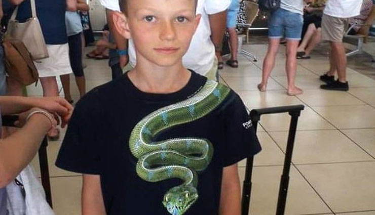 जब  एयरपोर्ट अधिकारियों ने 10 साल के लड़के को  कहा टी-शर्ट बादलों तभी कर सकते हो सफर, जाने क्यों?