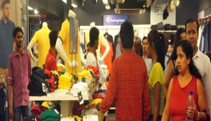 50 पैसे में टीशर्ट खरीदने वालों की लगी भीड़, पुलिस को बंद करवानी पड़ी दुकान