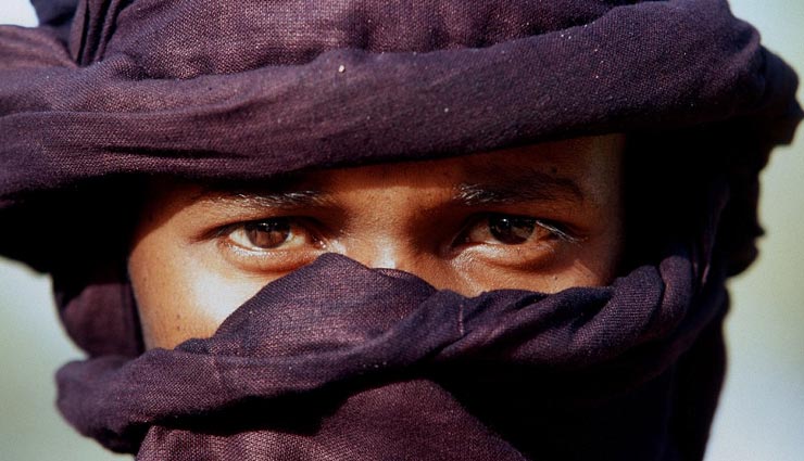 यहाँ महिलाएँ नहीं पुरुष है बेबस, मर्दों को निकालना पड़ता है घूंघट