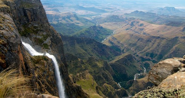 tallest waterfall in the world,most tallest waterfall,waterfall in the world,tugela falls,south africa,tres hermanas falls,peru,oloupena falls,hawaii,us,yumbilla falls,peru