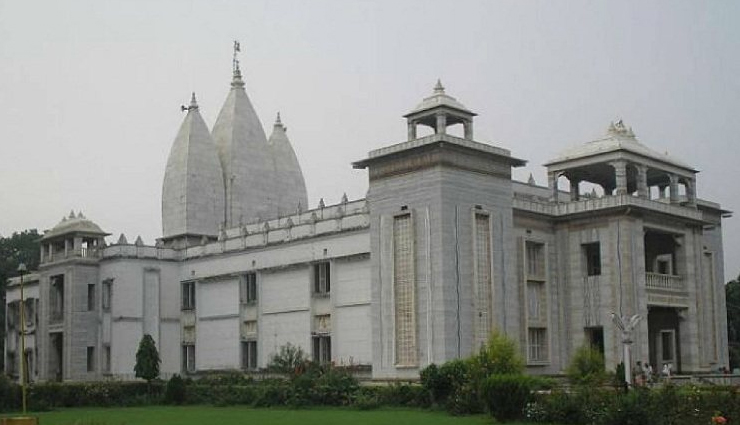 varanasi,uttar pradesh,best tourist places,cultural and spiritual haven,varanasi ghats,kashi vishwanath temple,sarnath,banaras hindu university,ganga aarti,religious tourism,historical sites