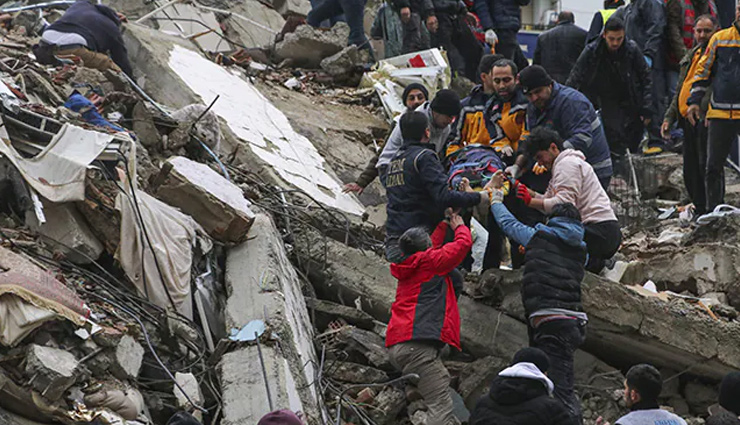 दर्दनाक कहानियां: मलबे के नीचे मां ने बेटी को दिया जन्म लेकिन खुद ने तोड़ा दम, मरे बच्चे से लिपटकर रोता रहा पिता, जख्मी बच्चे का पूरा परिवार खत्म