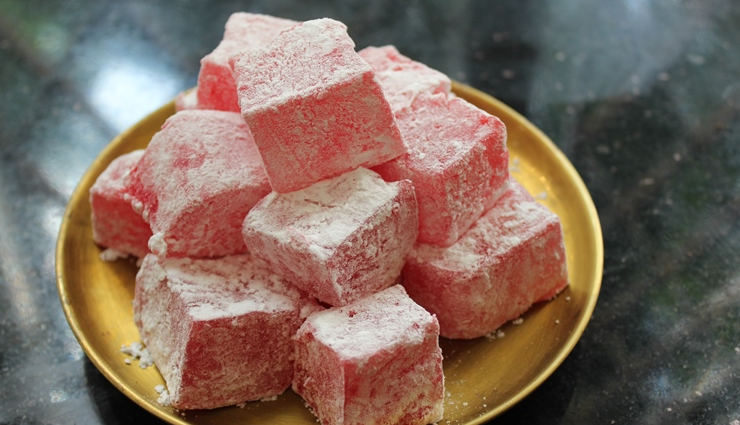 turkish cuisine,turkish dishes,must-try turkish food,turkish pretzel simit,turkish apple tea,ezogelin soup,menemen breakfast,gözleme crepe,mantı ravioli,kumpir baked potato,köfte meatballs,perde pilav,turkish mezze,turkish kebap,baklava pastries,dondurma ice cream,turkish delights lokum,turkish street food,ottoman cuisine,best turkish foods