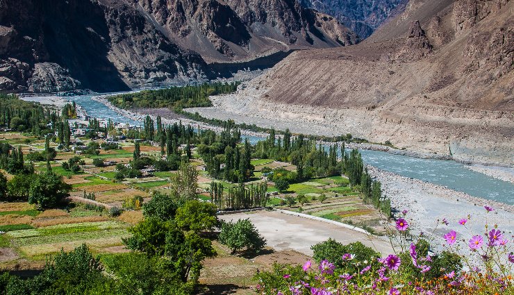 offbeat places in leh ladakh,hidden gems in ladakh,unexplored places in ladakh,must-visit places in leh,best offbeat destinations in ladakh,turtuk village ladakh,hanle observatory ladakh,changthang region ladakh,suru valley rangdum,nubra valley sumur,yarab tso lake panamik,basgo palace ruins,upshi monasteries,rumtse tso moriri trek