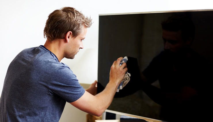 इस तरह करें टीवी की सारसंभाल,  बढ़ेगा घर का आकर्षण