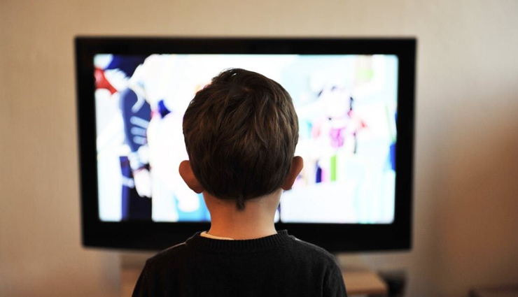 बच्चों के लिए नुकसानदायक हैं टीवी की लत, इन तरीकों से रखें उन्हें इससे दूर