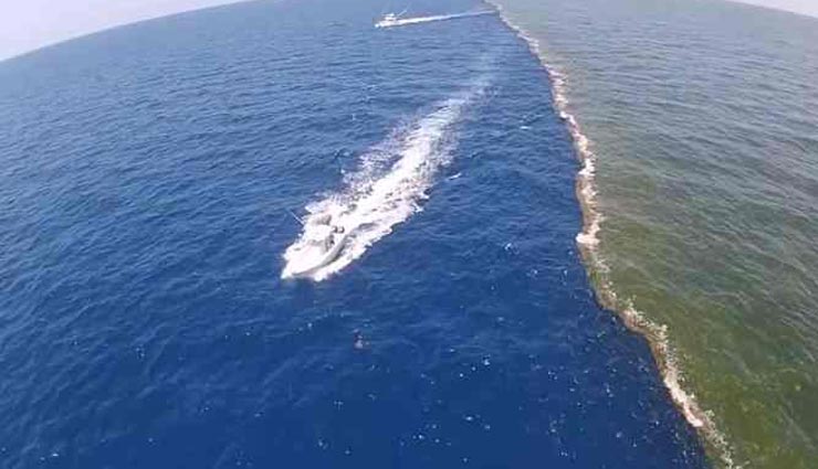 अजीब चमत्कार: इस समुद्र में देखने को मिलता हैं एक ही जगह पर दो रंग का पानी 