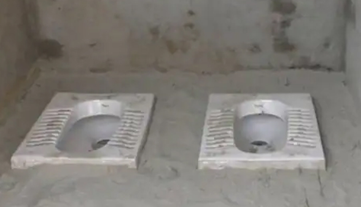 UP News: स्वच्छ भारत मिशन योजना का उड़ रहा मजाक, बस्ती में प्रशासन ने बनवाया 2 सीट वाला टॉयलेट; तस्वीर वायरल