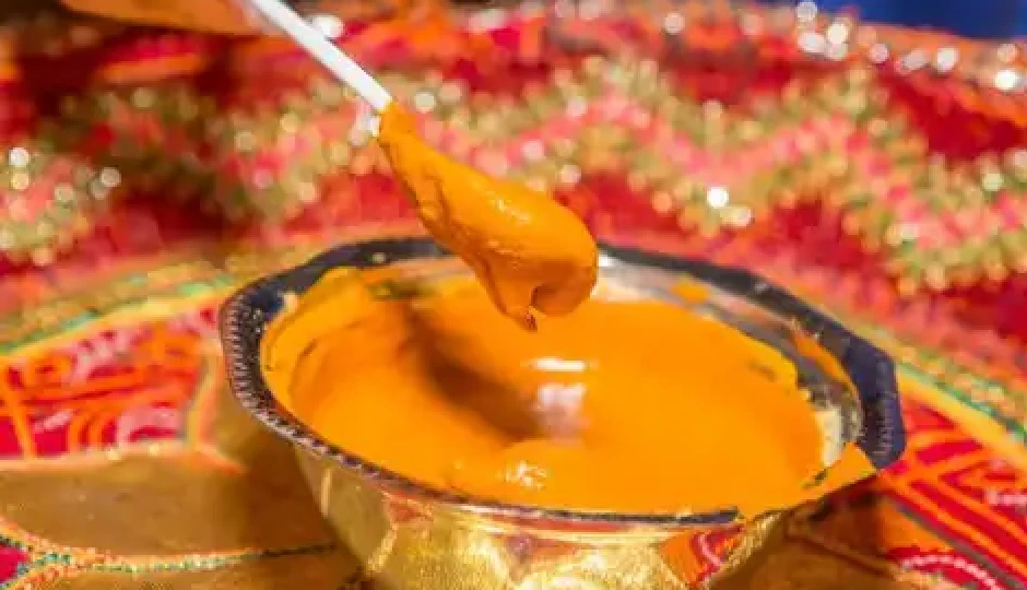 चेहरे पर चाहिए कुदरती निखार? घर पर बनाएं यह आयुर्वेदिक उबटन, पूरे महीने चलेगा स्टोर किया हुआ