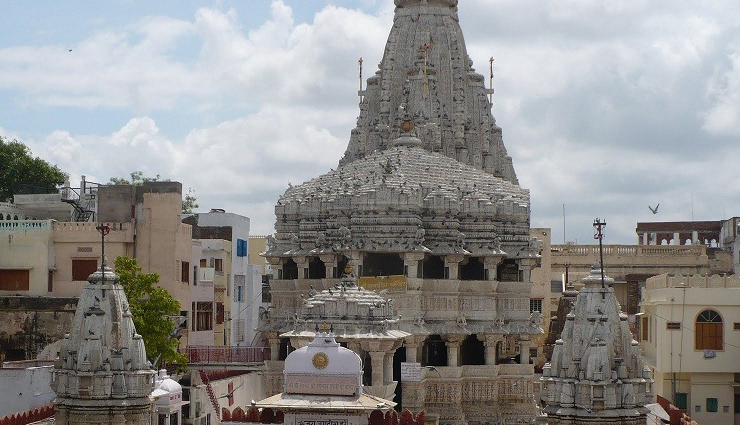 udaipur,tourist attraction in udaipur,jagdish temple,saheliyon ki bari,vintage and classic car museum,crystal gallery,jag mandir