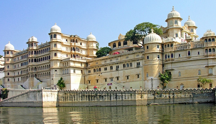 udaipur,places to visit in udaipur,lake pichola,city palace,shilpgram fair,sunset at fateh sagar lake,udaipurs ancient lanes & alleyways