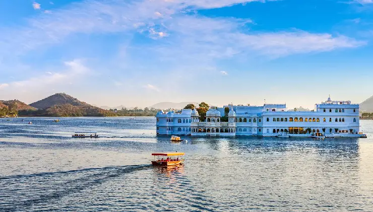 september in india is a magical time when the monsoon retreats,leaving behind lush green landscapes,flowing rivers,and refreshing air. explore the beauty of this shoulder season,perfect for peaceful travel without heavy tourist crowds.