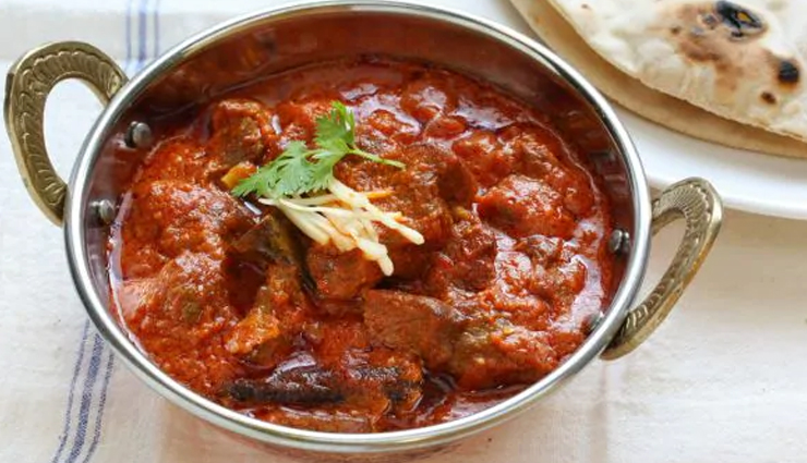 street food you must try in udaipur,udaipur,udaipur cuisine,egg bhurji,mewari styled curry,mirchi vada,daal baati churma,kachoris,dabeli