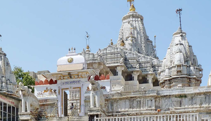 tourist attractions in udaipur,places to visit in udaipur,udaipur,city palace,jagdish temple,bagore ki haveli,saheliyon ki bari,sahastra bahu temple,eklingji temple,ahar cenotaphs,dhebar lake