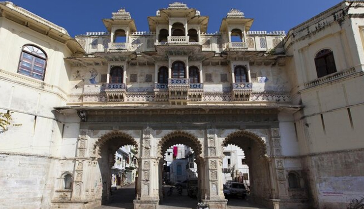 tourist attractions in udaipur,places to visit in udaipur,udaipur,city palace,jagdish temple,bagore ki haveli,saheliyon ki bari,sahastra bahu temple,eklingji temple,ahar cenotaphs,dhebar lake