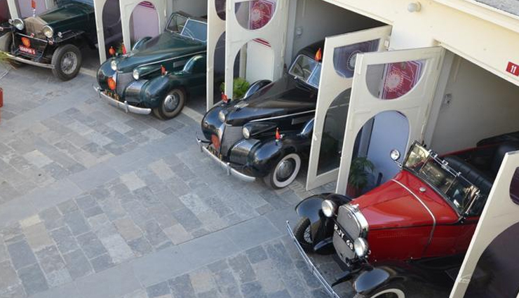 udaipur,tourist attraction in udaipur,jagdish temple,saheliyon ki bari,vintage and classic car museum,crystal gallery,jag mandir