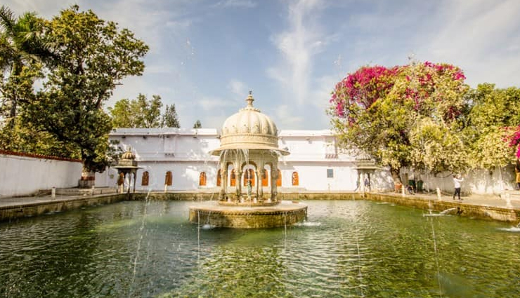 tourist attractions in udaipur,places to visit in udaipur,udaipur,city palace,jagdish temple,bagore ki haveli,saheliyon ki bari,sahastra bahu temple,eklingji temple,ahar cenotaphs,dhebar lake